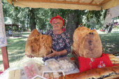 Hleb od čak četiri kilograma i poznato sremačko jelo direktno iz kotlića: U Boljevcima obeležen Međunarodni dan reke Save (FOTO)