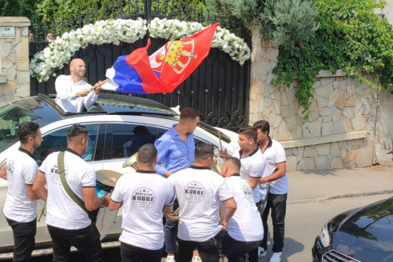 Mladoženja stigao po Kaću Grujić! Hamer dugačak 12 metara čeka mladence ispred vile na Voždovcu! (FOTO/VIDEO)