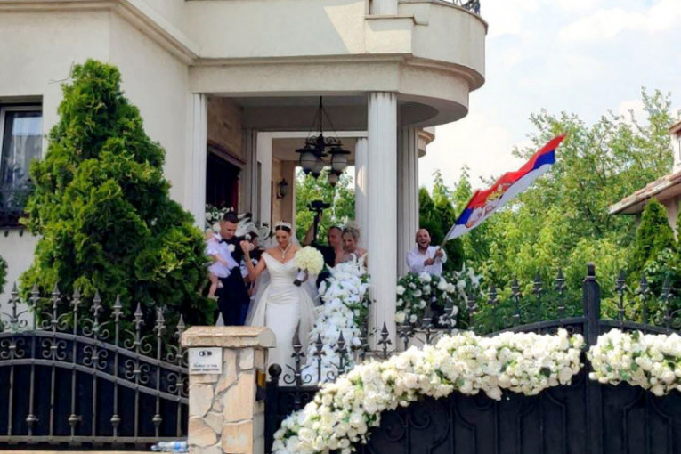 Prve fotografije mladenaca! Kaća u ekstravagantnoj venčanici od 20.000 evra, Gobelja nosi ćerku! (FOTO/VIDEO)