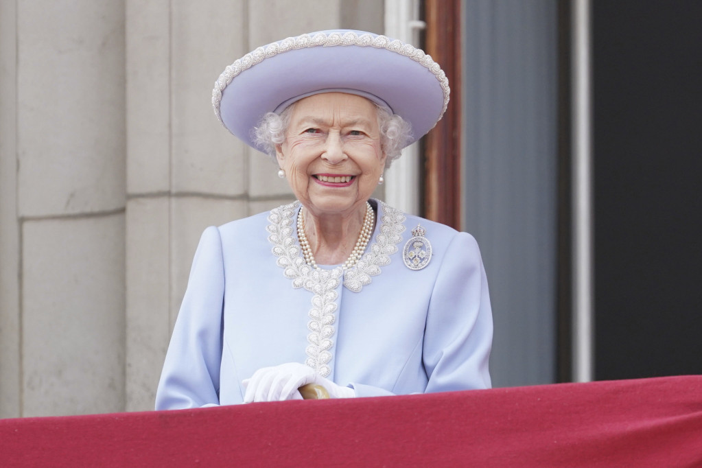 Kontroverzni portret kraljice Elizabete za koji je pozirala više od 70 sati ponovo aktuelan: Remek-delo ili korgi? (FOTO)