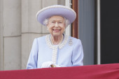 Elizabeta II se pojavila na balkonu Bakingemske palate: Sa njom izašli samo odabrani članovi kraljevske porodice (FOTO)