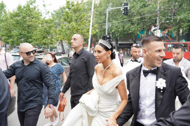 Svadba uskoro počinje! Kaća i Gobelja Hamerom stigli u hotel: Uzbuđeni, ne skidaju osmeh sa lica! (FOTO/VIDEO)