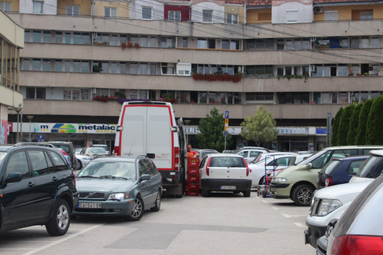 "Oko sokolovo" počelo sa radom na Zlatiboru: Nema više parkiranja na trotoarima, pešačkim prelazima i mestima predviđenim za invalide