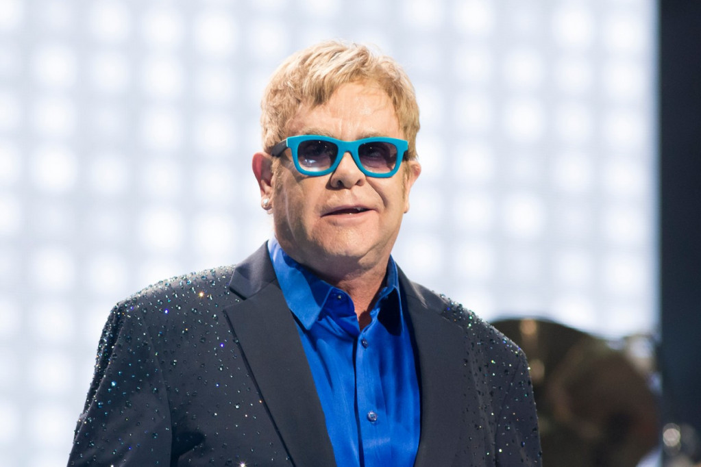 Elton Džon konačno o svom zdravstvenom stanju! Fanovi u panici otkako su ga videli u kolicima (FOTO)