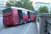 Drama u Beogradu! Autobusu otkazale kočnice - vozač udario u drvo kako bi zaustavio vozilo (FOTO)