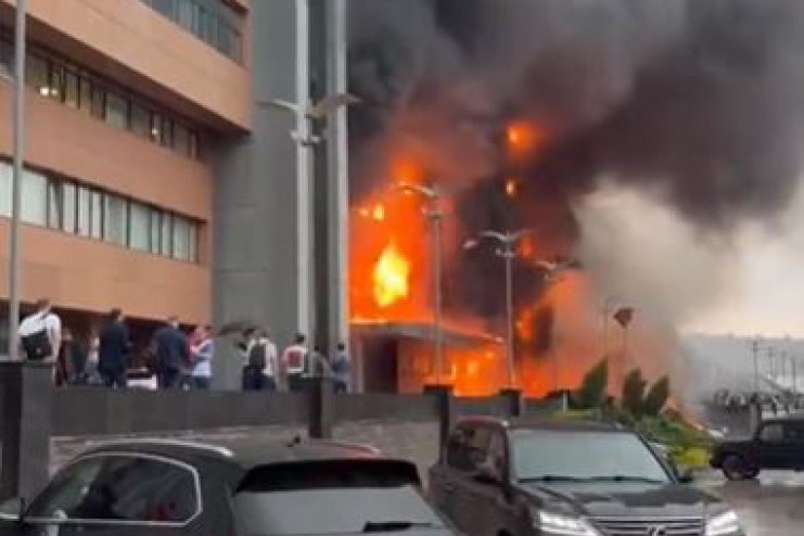 Veliki požar u Moskvi: Gori poslovna zgrada, zaposleni zarobljeni (VIDEO)