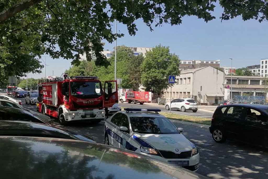 24sedam na mestu požara na Novom Beogradu: Filteri u kuhinji restorana izazvali havariju, vatrogasci brzo reagovali (FOTO/VIDEO)