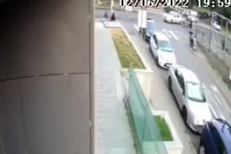 Isplivao snimak jezive nesreće u Požeškoj: Motociklista se zakucao u motor, leteo nekoliko metara, pa udario u banderu (VIDEO)