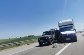 Udes na auto-putu: Kamion oštećen, delovi rasuti po kolovozu