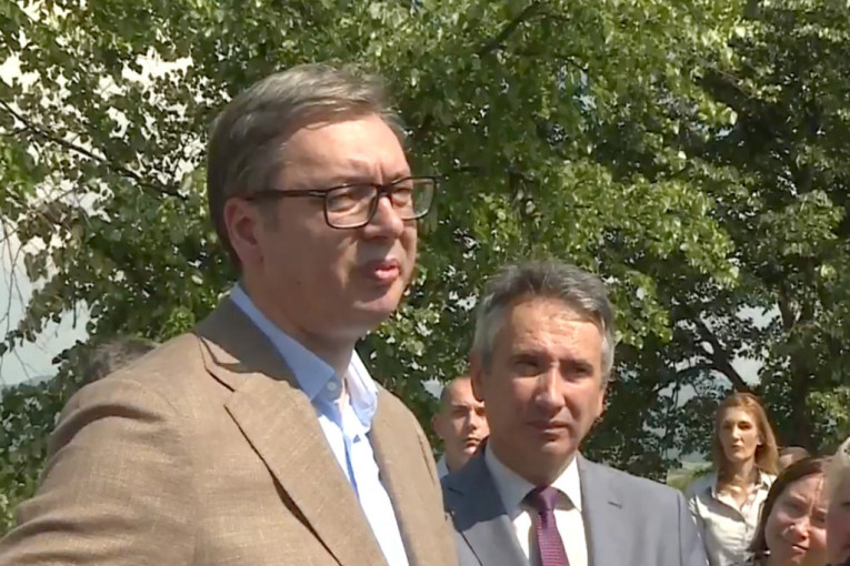 Vučić poreskim obveznicama: Platite porez državi, nema pardona