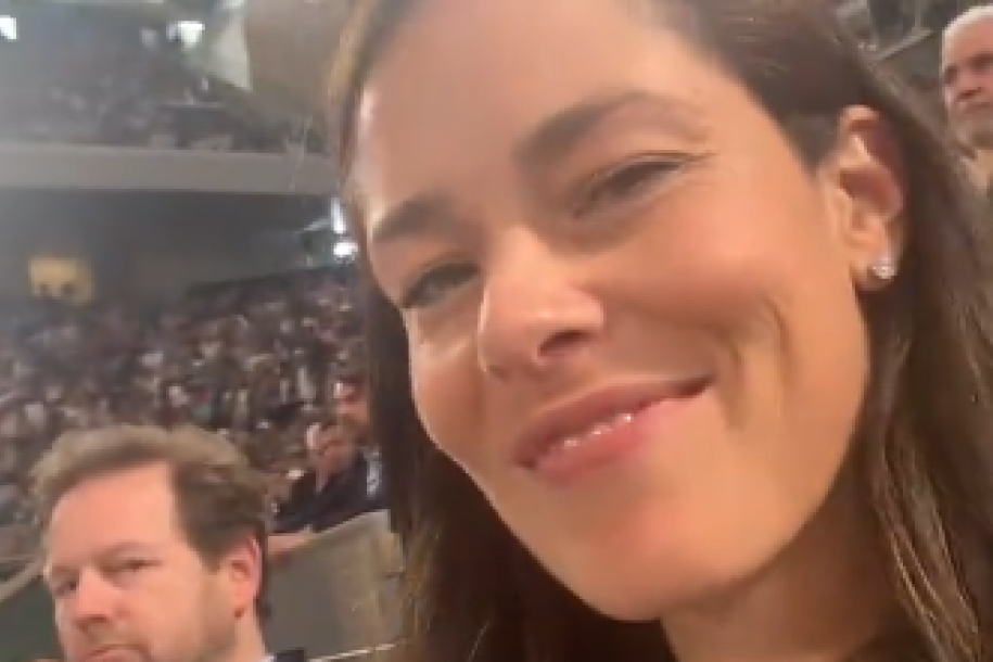 Osmeh i namigivanje govore sve! Ana uživa na mestu svog najvećeg uspeha! (VIDEO)