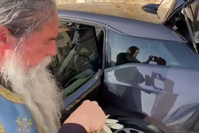 Crnogorski sveštenik u specijalnoj akciji osveštavanja BMW-a: "Gospodi pomiluj, na kola se smiluj" (VIDEO)