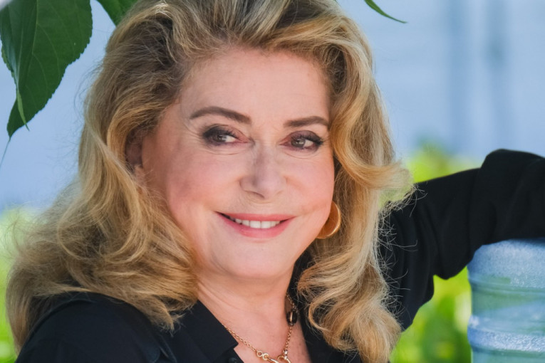 Avtobusda ayolni qo‘l-qo‘liga tegizib, tepishayotgani aks etgan porno Katta kokrak teginish video