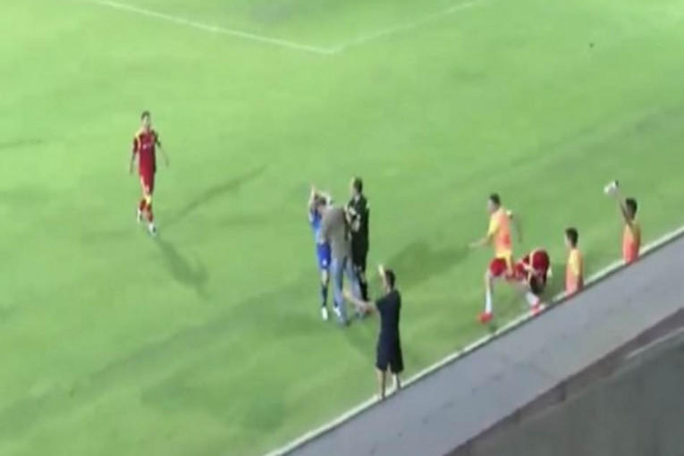 Skandal trese fudbalsku Crnu Goru! Direktor Podgorice udario protivničkog igrača na utakmici!