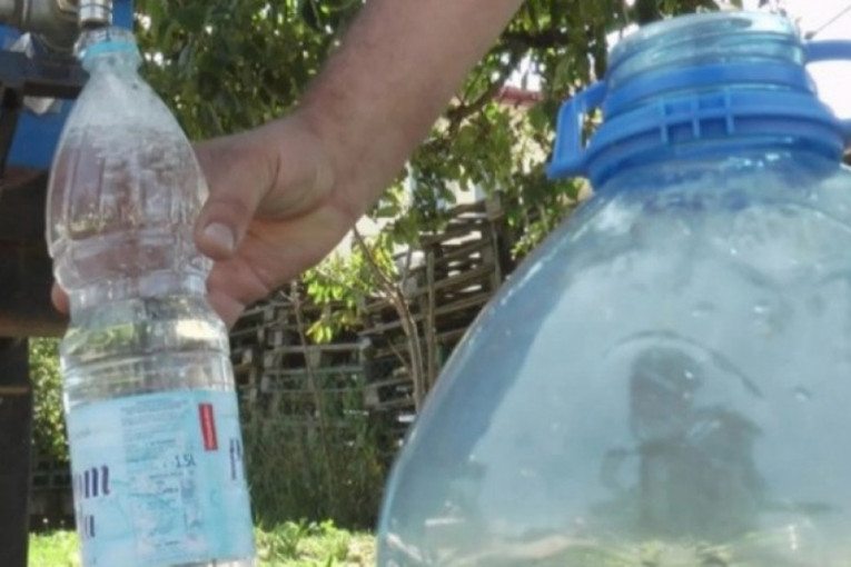 Moguće restrikcije vode u Lučanima: Meštani peru trotoare i zalivaju livade, apeluje se na racionalnu potrošnju