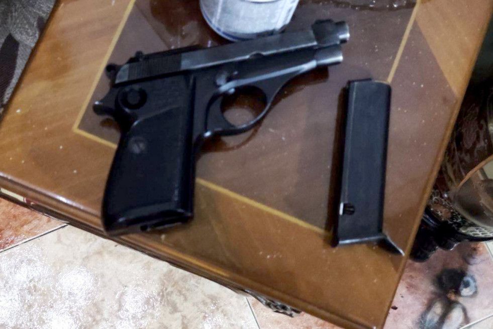 Pištolj sa osam metaka i više paketića marihuane: Uhapšen u Novom Sadu