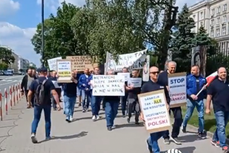 Poljski radnici protestovali zbog sankcija Rusiji: Preko noći ostali bez prihoda, izašli na ulice da traže pravdu (VIDEO)