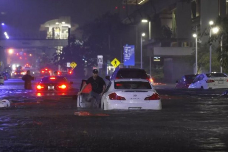 Potop u Americi: Oluja izazvala nezapamćene poplave, automobili do krova u vodi (VIDEO)