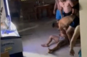 Devojka podivljala na bazenu na Ledinama, pa krenula da gađa goste staklenim čašama: Muškarac ostao bez svesti! (UZNEMIRUJUĆ VIDEO)