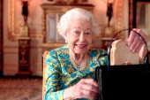 Kraljica Elizabeta snimila skeč povodom jubileja: Pogledajte sa kim pije čaj u Bakingemskoj palati (FOTO/VIDEO)