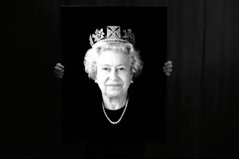 Kraljica Elizabeta preminula u 97. godini! Kralj Čarls se sutra obraća naciji, Britanci pevaju uglas "God Save the Queen" (VIDEO)