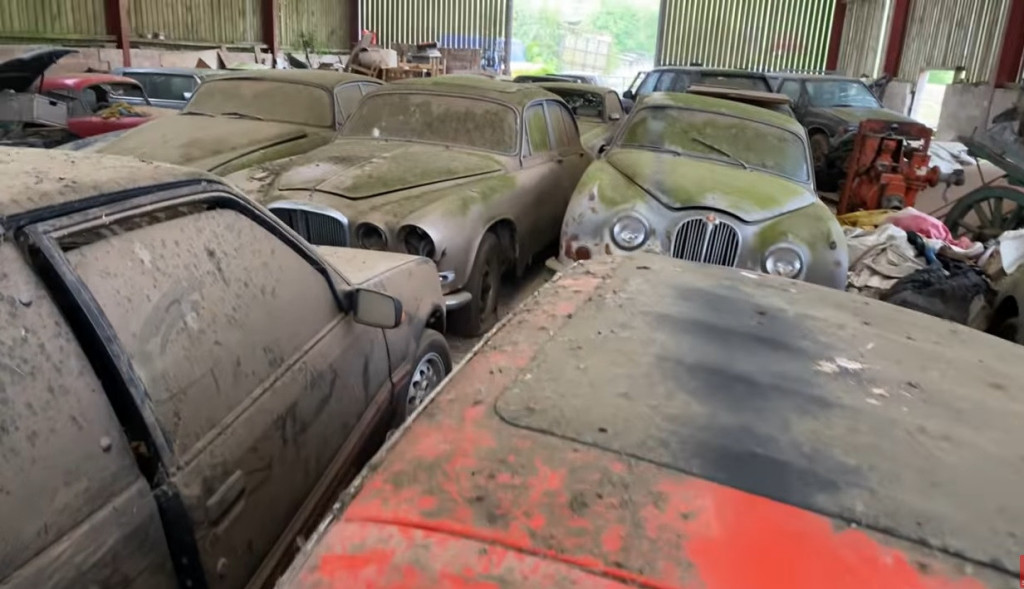 Veoma tužno: Otkriveno skladište puno automobilskih klasika iz kojih raste korov (VIDEO)