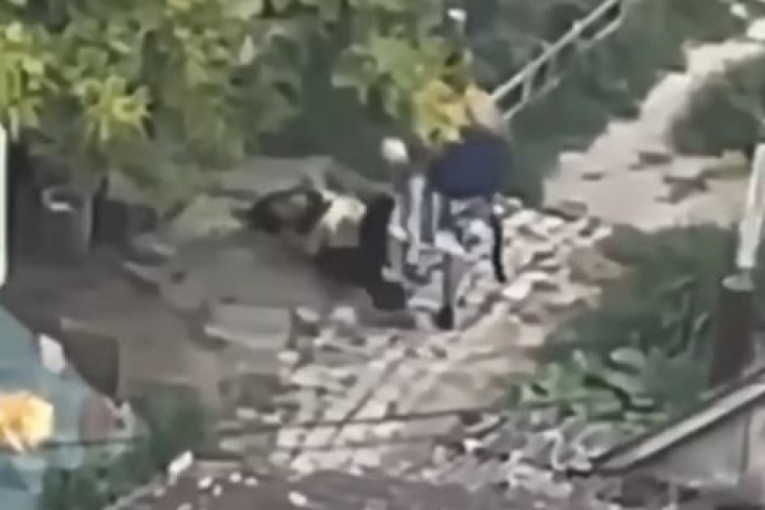 Muškarac zverski tuče ženu sa bebom u rukama: Jeziv slučaj nasilja u Novom Sadu! (UZNEMIRUJUĆ VIDEO)