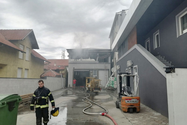 Ogroman požar u Zemunu: Šest vozila sa 25 vatrogasaca na terenu! (VIDEO)