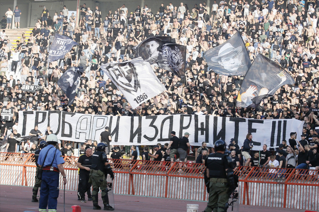 Partizanovi navijači prebijeni u Makarskoj: Četvorica torcidaša na dvojicu "grobara" sa palicama i pendrecima