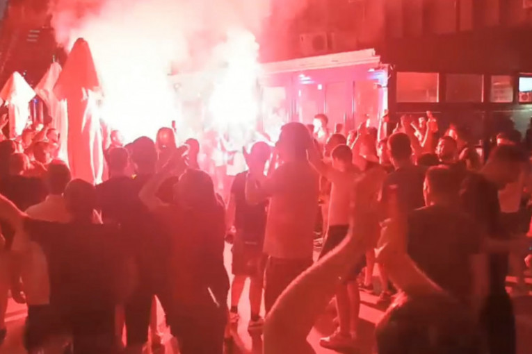 Zvezdina noć ispred Pionira! Kalinić ušao među navijače, Simonović zapalio baklju i slavlje je počelo! (VIDEO)