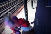 Muškarac se zaleteo i iz čista mira gurnuo ženu na šine: Pojavio se dramatični snimak sa stanice metroa! (VIDEO)