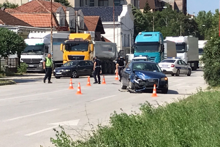 Od siline udara BMV završio van kolovoza: Težak udes u jednoj od najprometnijih čačanskih ulica (FOTO)