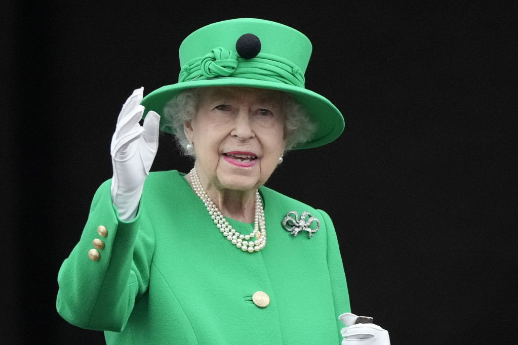 Odskakao od ostatka kombinacije: Šta znači crni simbol koji je kraljica Elizabeta II nosila na šeširu