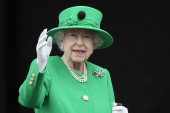 Život kraljice Elizabete II u 143 sekunde: Fotografije britanskog monarha od detinjstva do dana smrti (VIDEO)