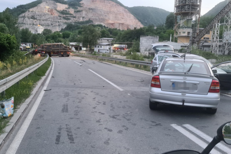 Jezive slike sa mesta udesa kod Lučana: Kamion pun drva prevrnut pored puta, slupani putnički automobili i šleper (FOTO)