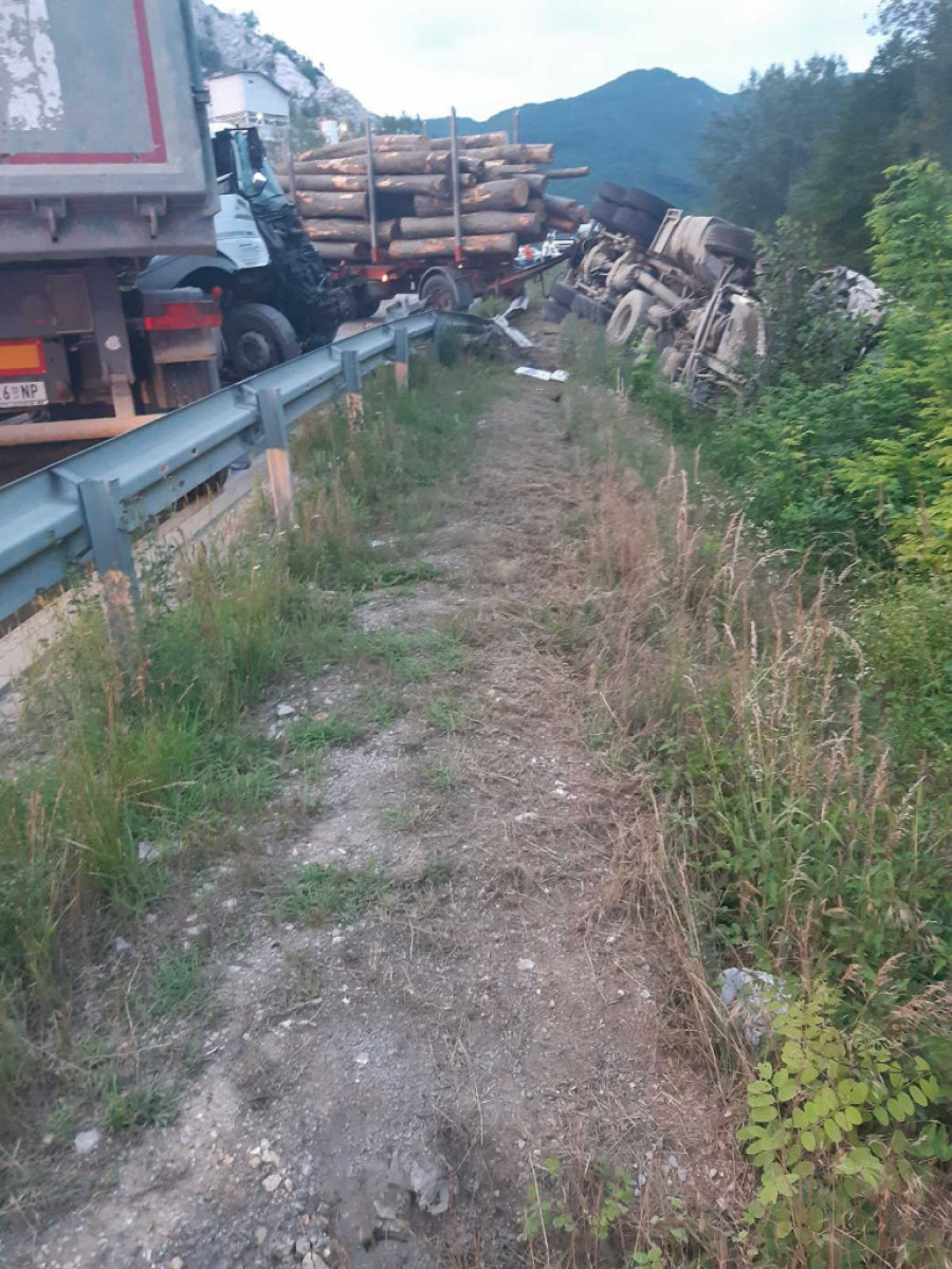 Jezive slike sa mesta udesa kod Lučana: Kamion pun drva prevrnut pored puta, slupani putnički automobili i šleper (FOTO)