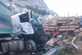 Jezive slike sa mesta udesa kod Lučana: Kamion pun drva prevrnut pored puta, slupani putnički automobili i šleper (FOTO)