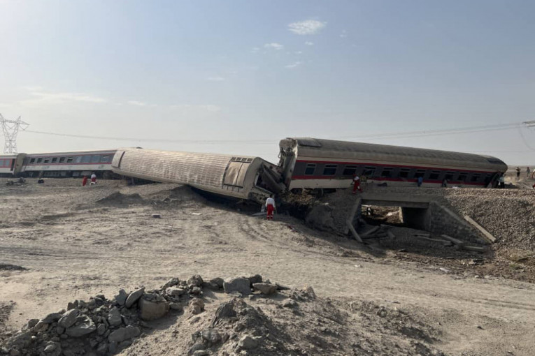 Voz u Iranu iskočio iz šina, udario u bager: Stradalo najmanje 17 ljudi, povređeno nekoliko desetina, strahuje se od još žrtava (FOTO)