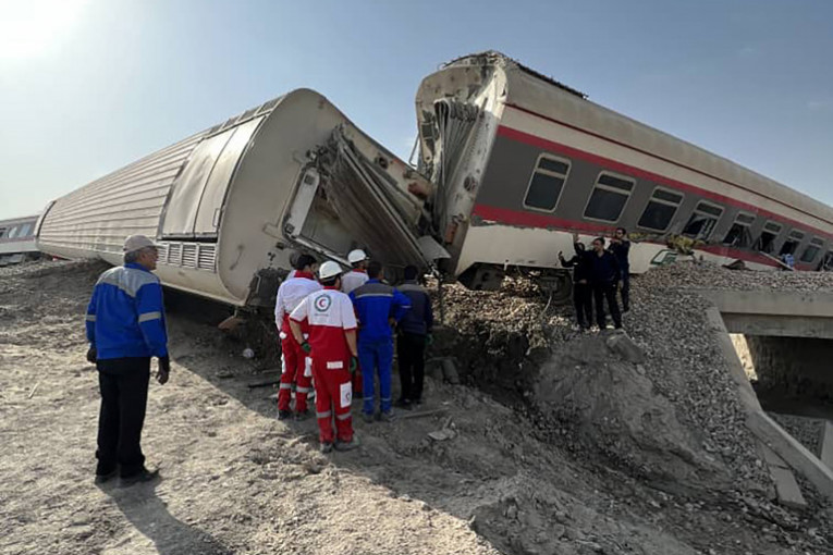 Sudarili se putnički voz i lokomotiva u Španiji: Povređene 22 osobe, petoro u kritičnom stanju!