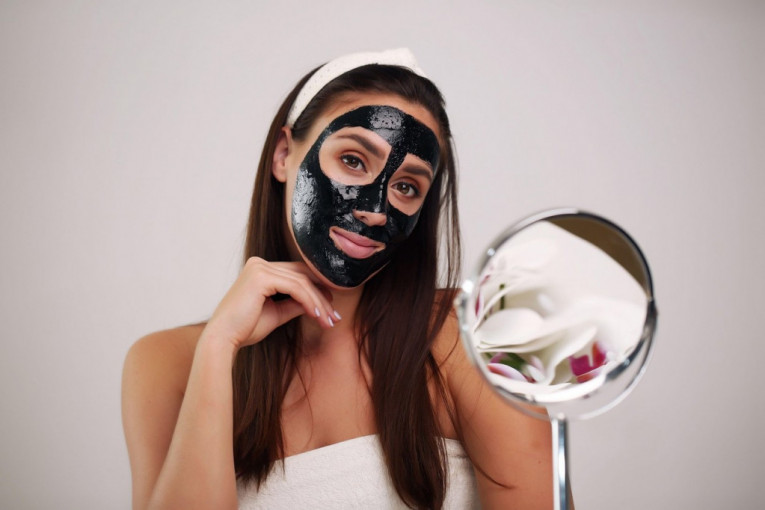 Svi ste čuli za crnu masku za lice, ali da li znate zbog čega je ona toliko efikasna?