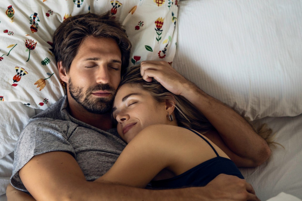 Odrasli koji dele krevet sa svojim partnerima, spavaju bolje od onih koji spavaju sami