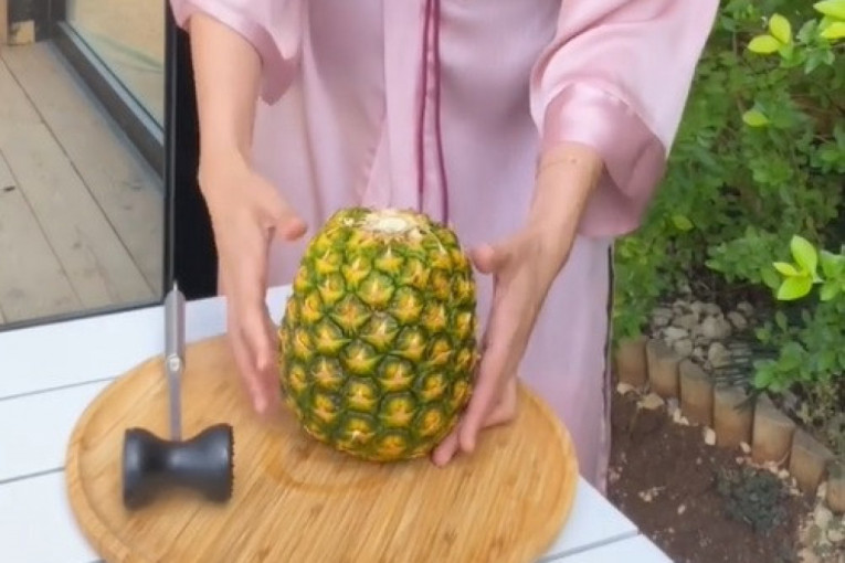 Ovaj trik je dobar štos: Više nikada nećete uzeti nož kada poželite da pojedete ananas (VIDEO)