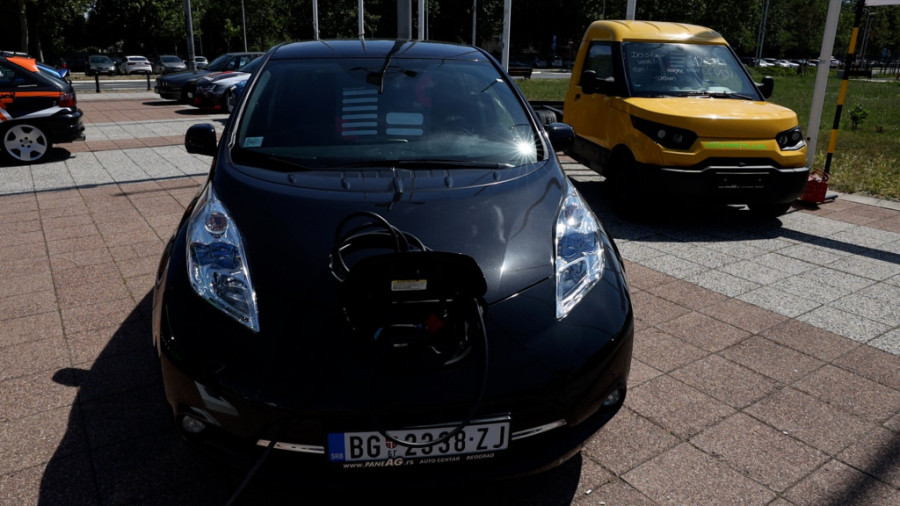 Od države do 5.000 evra za električna vozila: Da li je građanima to dovoljno i šta to znači za auto-industriju?