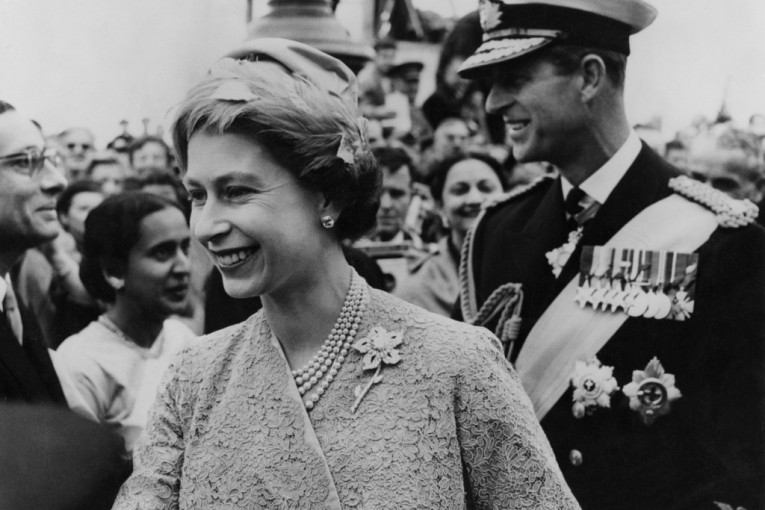 Zašto kraljica Elizabeta II uvek nosi bisere?