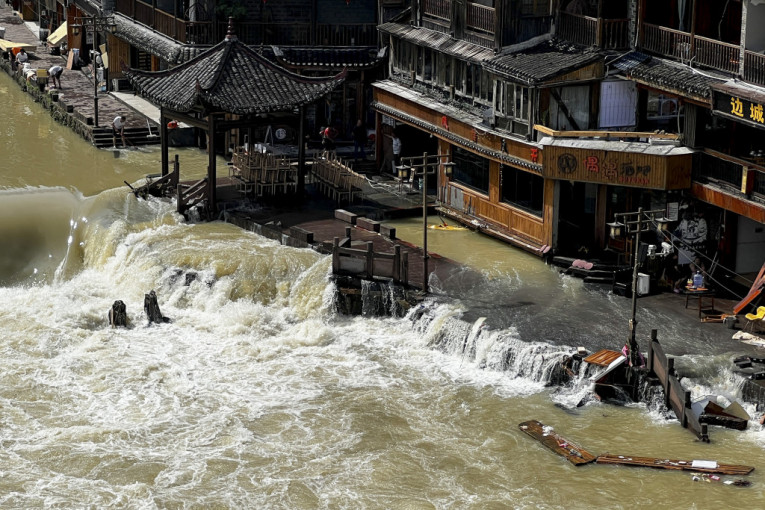 Užas na ulicama Kine: Najmanje desetoro poginulo, za drugima se traga - istorijski nivo padavina! (VIDEO)