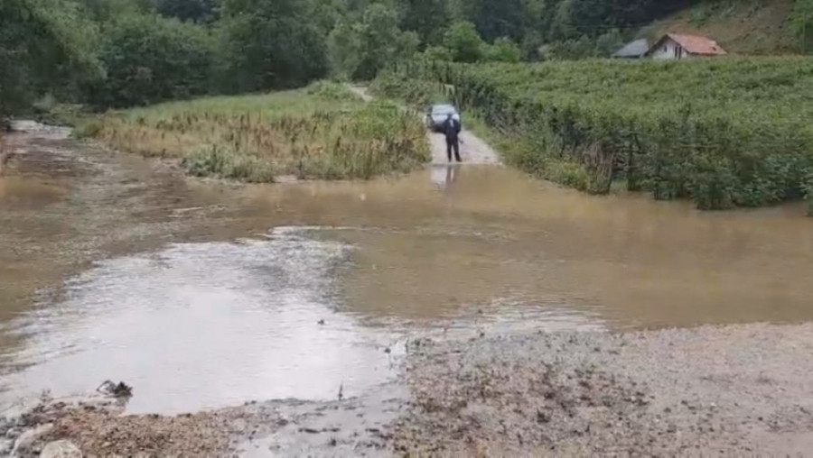 Nevreme ostavilo pustoš u Ivanjici: Uništeni putevi, poplavljeni podrumi, 4.000 kuća bilo bez struje (FOTO)