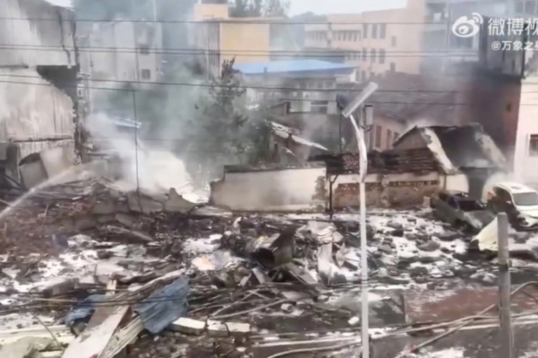 Kineski vojni avion se srušio u stambenoj zoni: U padu stradala najmanje jedna osoba! (VIDEO)