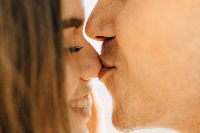 Nije svejedno gde vas frajer ljubi: Ovo su skrivena značenja muških poljubaca