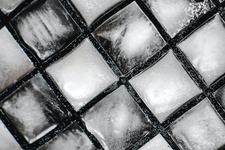 Genijalan trik da brže napravite kockice leda u zamrzivaču
