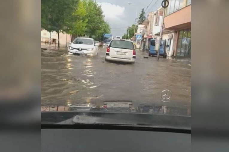 Snažno nevreme u Vlasotincu i Čačku, automobili se probijali kroz bujicu vode (VIDEO)